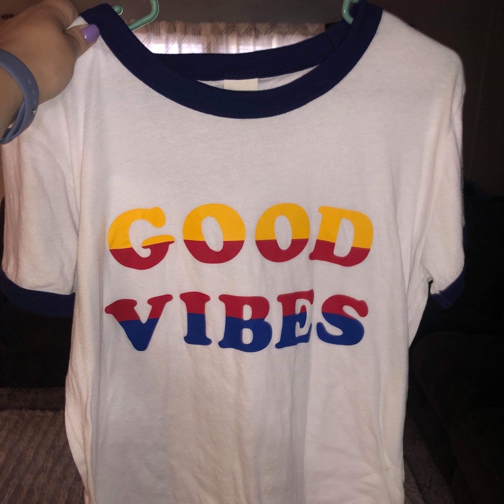 VS pink Good vibes tee